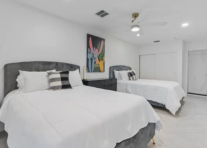 Cactus On Palm 4br W Private Pool Holiday home Scottsdale