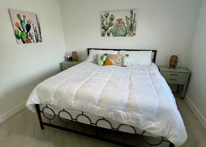 Cactus On Palm 4br W Private Pool Holiday home Scottsdale